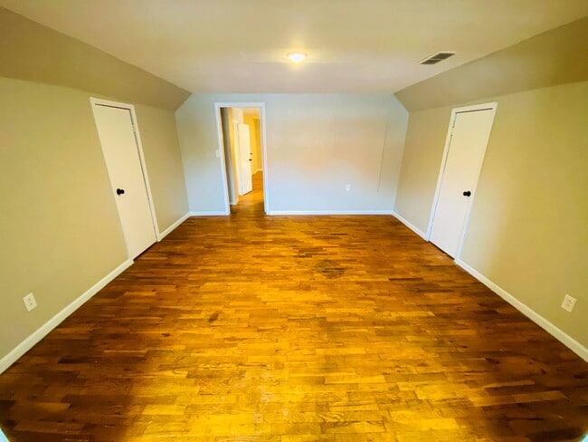 Building Photo - COMING SOON: Spacious 3 Bedroom 2 Bathroom...