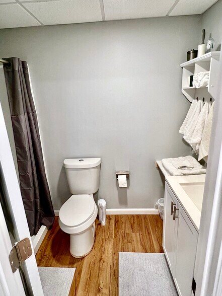 Lower Level Bath - 4531 Embry Rd