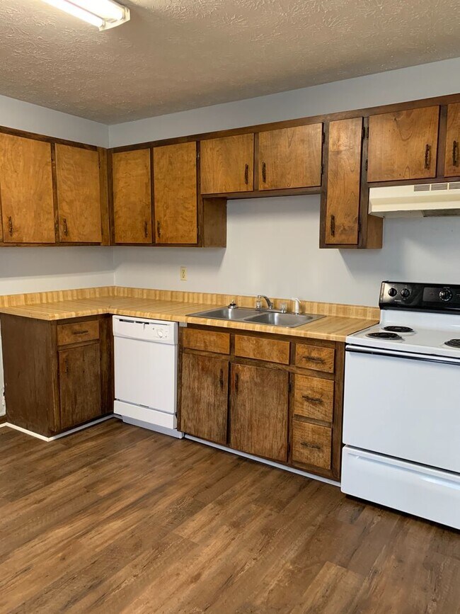 Building Photo - 2 Bedroom Duplex on Eastside!!