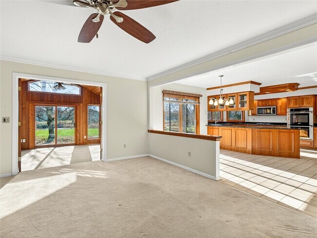 Building Photo - 9 Glen Valley Dr