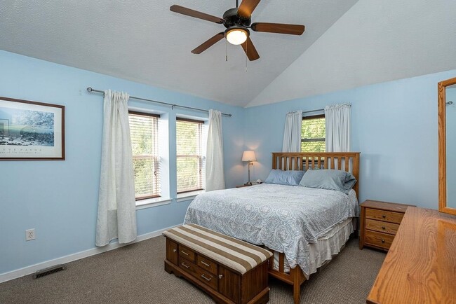Building Photo - Updated 3 Bedroom 2.5Bath Townhouse in Harrisonburg