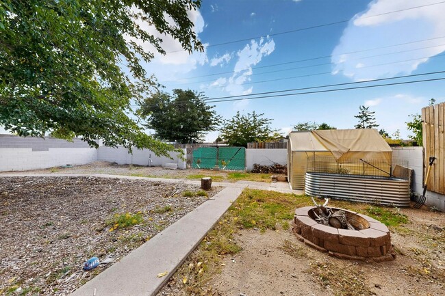 Building Photo - UPTOWN 2/bd 1/ba 1/cg 950/sf