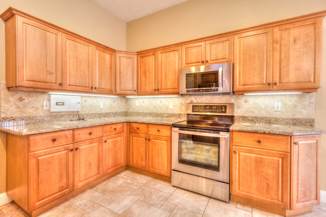 Building Photo - Stunning Pool Home in Town Park!