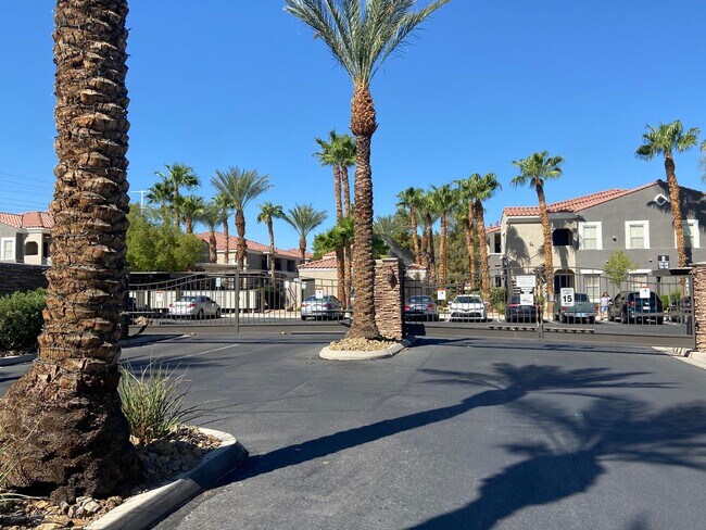 Building Photo - BEAUTIFUL 3BD/2BATH CONDO!
