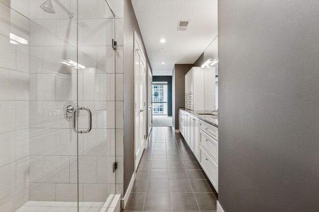 Building Photo - Luxury Living in Buckhead!