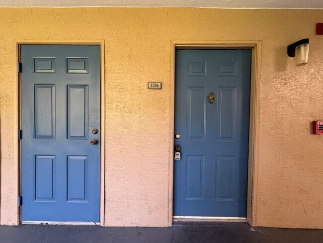 Building Photo - Metrowest 2BR/2BA Condo – Ground Floor Con...