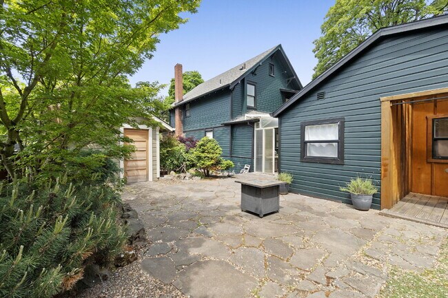Building Photo - Beautifully Restored 3-Bedroom Home in Historic Section of Oregon City
