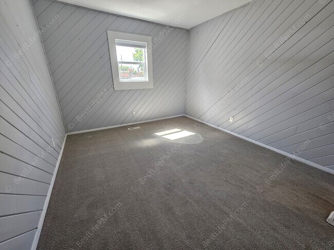 Building Photo - 408 SE Kibling St