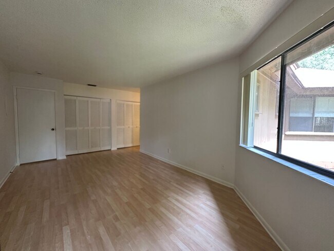 Building Photo - Lovely 2 Bedroom 2 Full bath Condo in the ...
