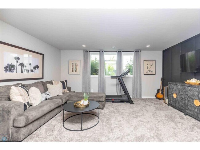 Building Photo - 1058 Ashley Dr W