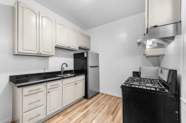 Building Photo - One Month Free!! Cozy, Modern 1BR Close to...