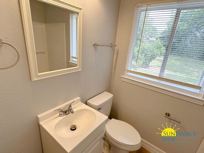Building Photo - Newly Renovated 2 Bedroom Home in Pensacola!