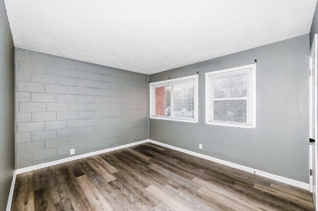 Building Photo - Charming 2 Bed, 1 Bath Apartment in Indianapolis - Don't Miss Out!