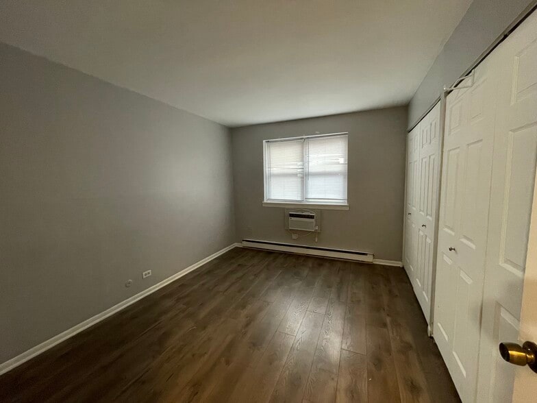 Building Photo - 5920 N Kenmore Ave