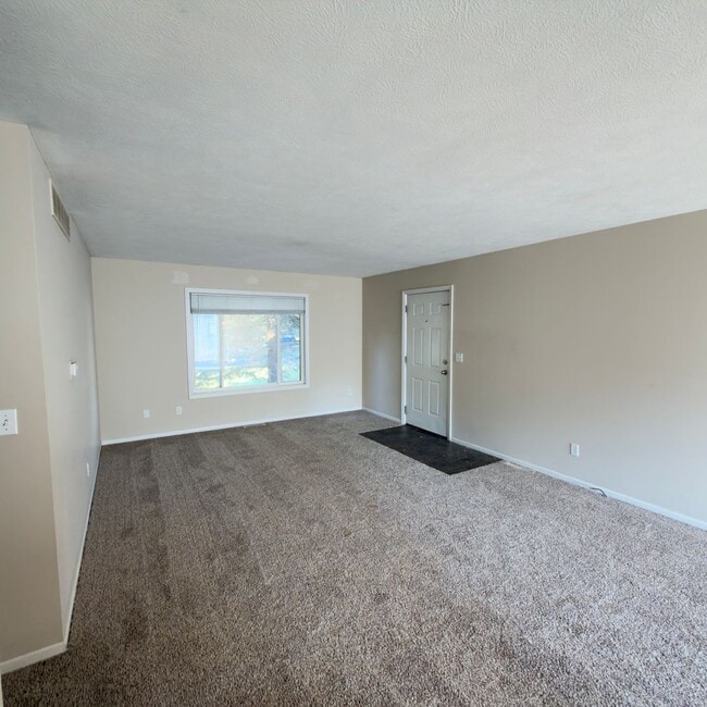 Building Photo - 4441 Hillrise Ct NE
