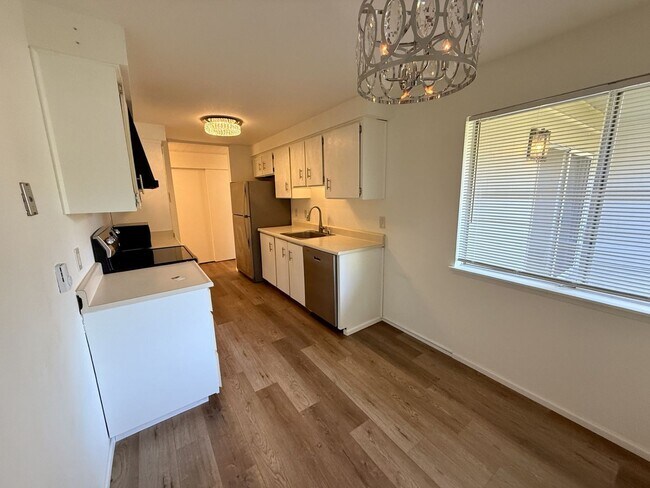 Building Photo - Beautiful 2-Bedroom, 2-Bath Condo in the Oakbrook Country Club Community