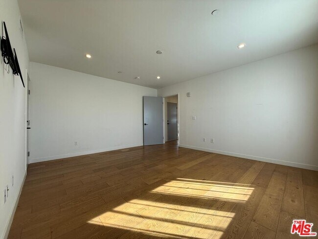 Building Photo - 532 W Elk Ave