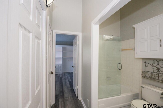 Building Photo - 5825 Hollytree Dr