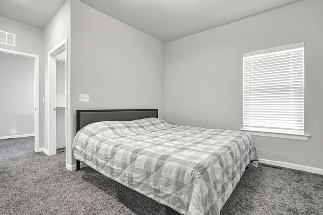 Building Photo - Upper Valley 2 Bedroom 2.5 Bath