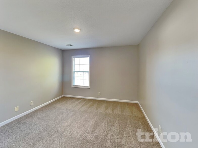 Building Photo - 935 Willow Circle