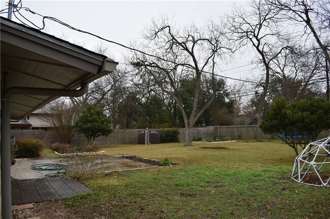 Building Photo - 2701 Twin Oaks Dr