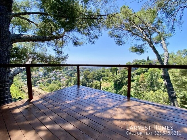 Building Photo - 2736 Hollyridge Dr