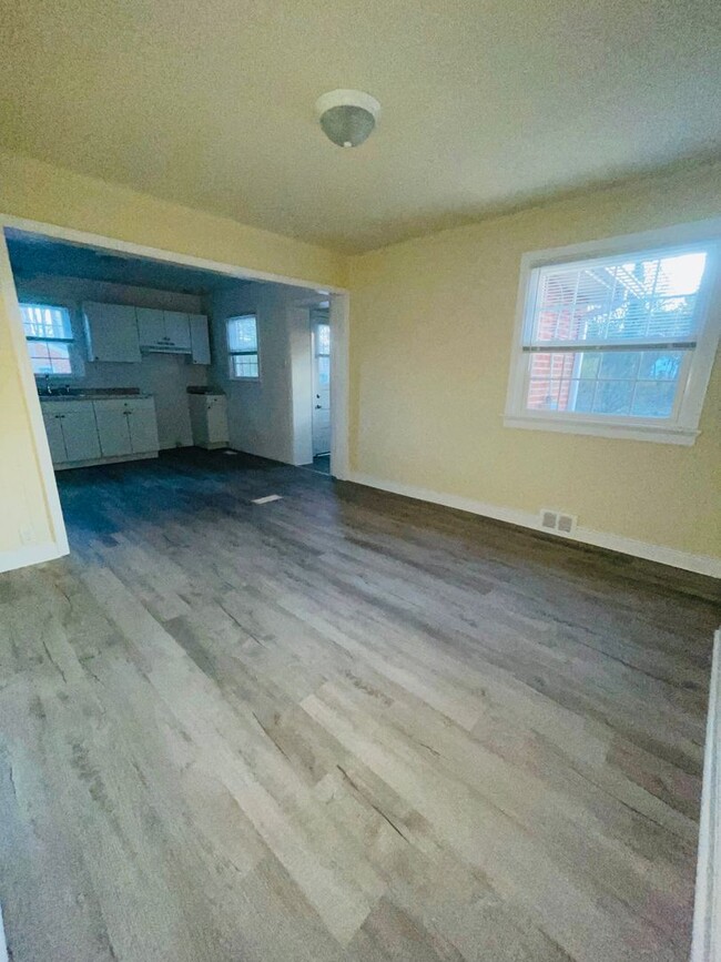 Building Photo - Very Spacious 2 bdrm/1 bth House Located i...