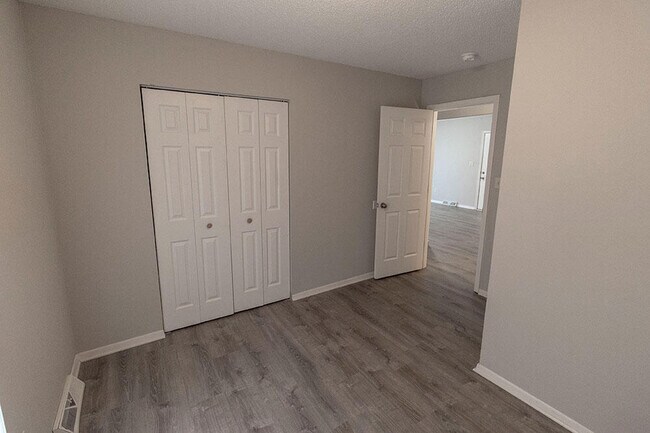 Building Photo - 211 Wheaton Ct