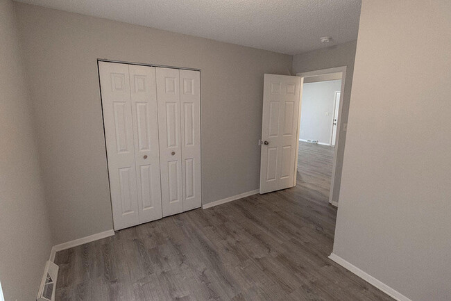 Building Photo - 215 Wheaton Ct