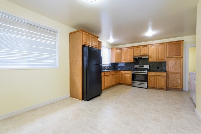 Building Photo - 823 Linden Ave