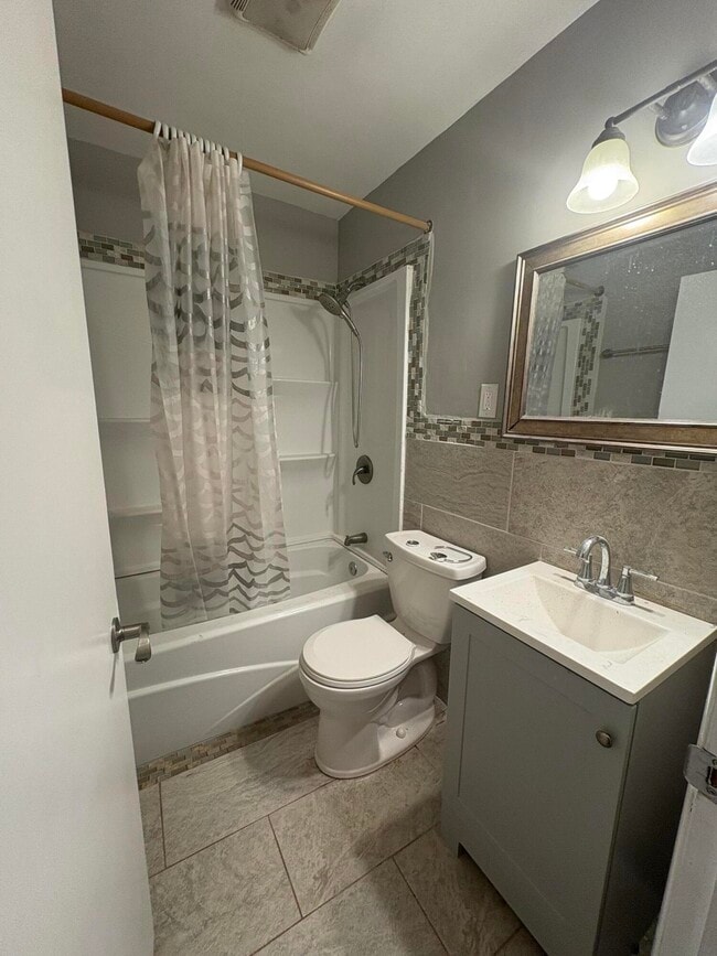 Building Photo - 1117 Meridian Dr