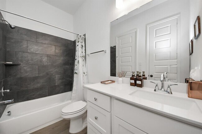 Building Photo - 210 W Netleaf Ct