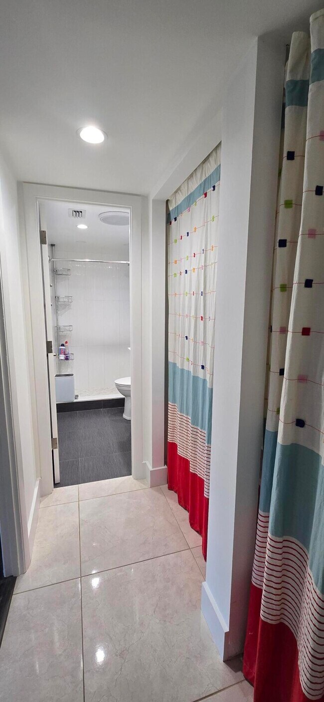 Building Photo - 3300 N Palm Aire Dr