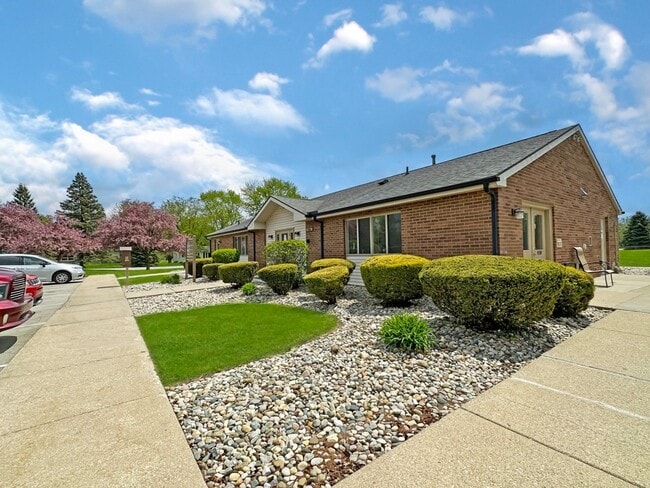 Building Photo - Minutes from Adrian College************** Massive 2 Bedroom 2 Bath*****************Rent $1,150/month