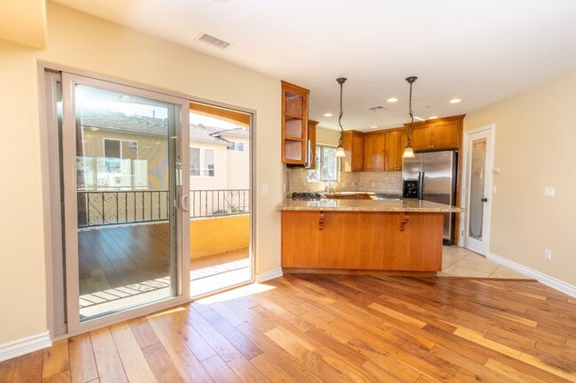 Building Photo - Beautiful 3 br/3.5ba Townhome in Pacific Beach Just Blocks to Crown Point Shores!