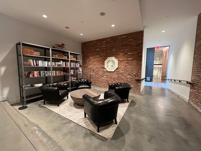 Building Photo - Trendy 1 Bedroom + den in Truxton Circle| Water included!