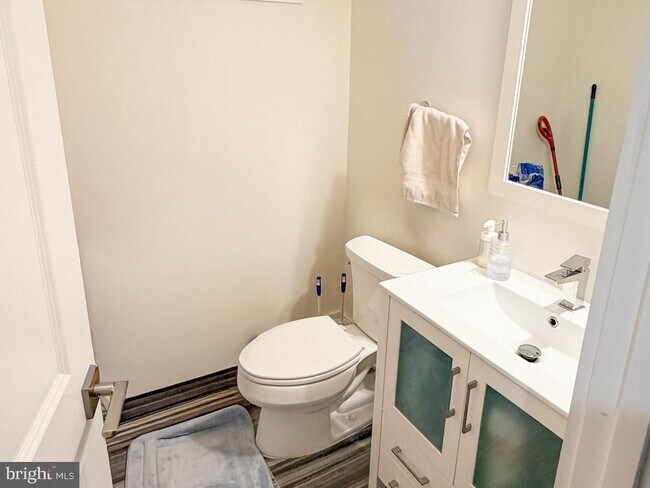 Building Photo - 1754 N Randolph St