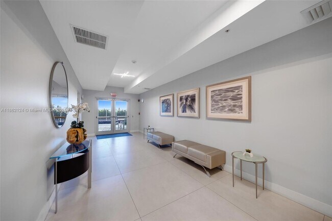 Building Photo - 704 N Ocean Blvd