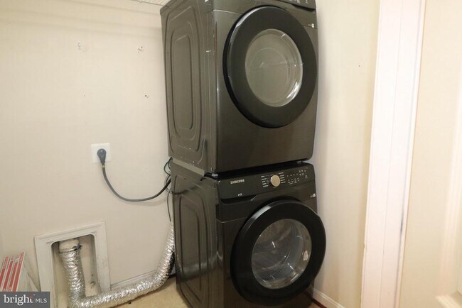 Building Photo - 104 Stingray Ct