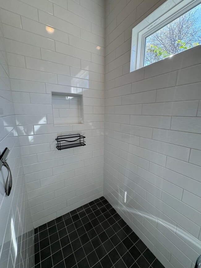 Building Photo - 3 bed. 2.5 bath in East Nashville ready fo...