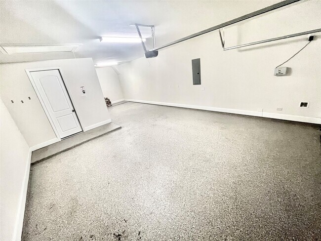 Building Photo - 9339 Fairfield Oaks Ln