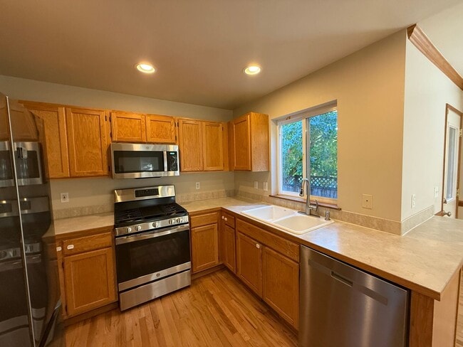 Building Photo - Charming 3 bed, 2.5 bath townhome located ...