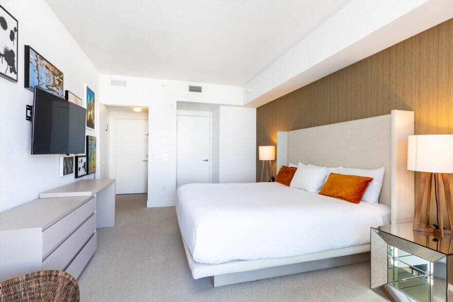 Building Photo - 4011 S Ocean Dr