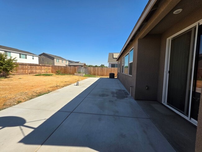 Building Photo - 3 bedroom 2 bathroom home with Solar and y...