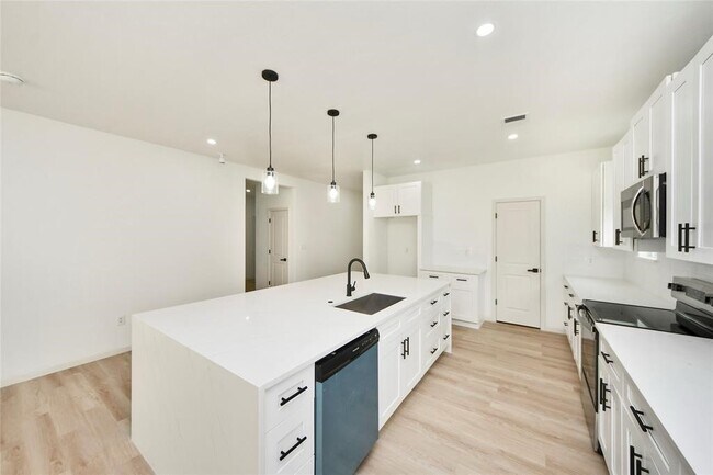 Building Photo - 600 Rd 5105