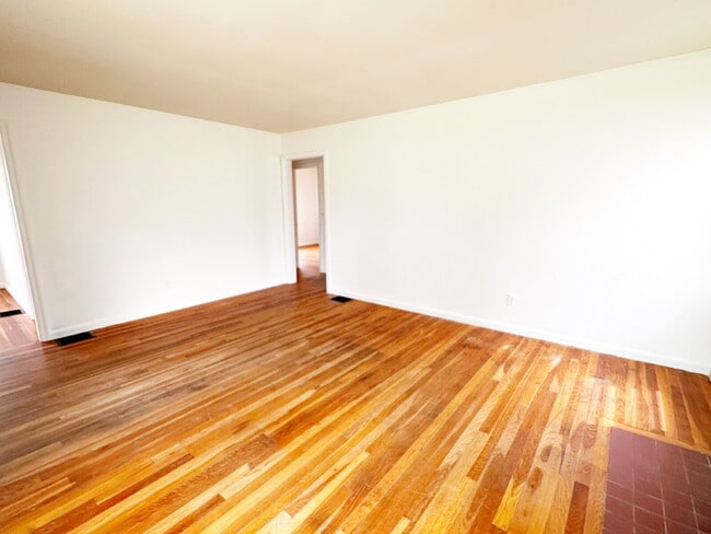 Building Photo - EAST SIDE 3 BEDROOM WITH BASEMENT!  AVAILABLE NOW!