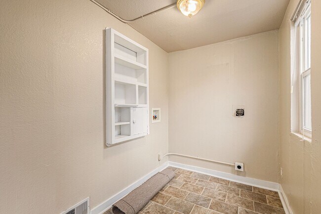 Building Photo - Single Family home, 2 Beds 1 Bath close to...