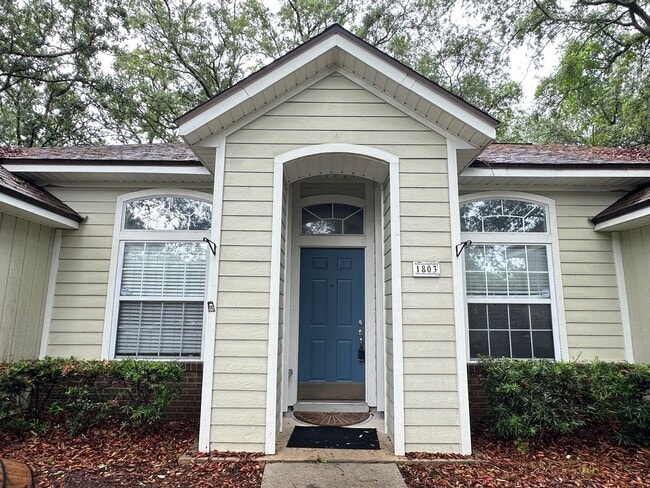 Building Photo - 5 minutes to the beach!  Remodeled Home!