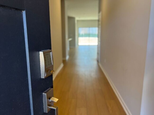 Building Photo - Great Athens location!