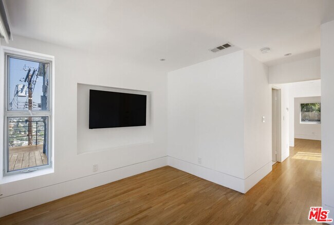 Building Photo - 631 Cross Ave